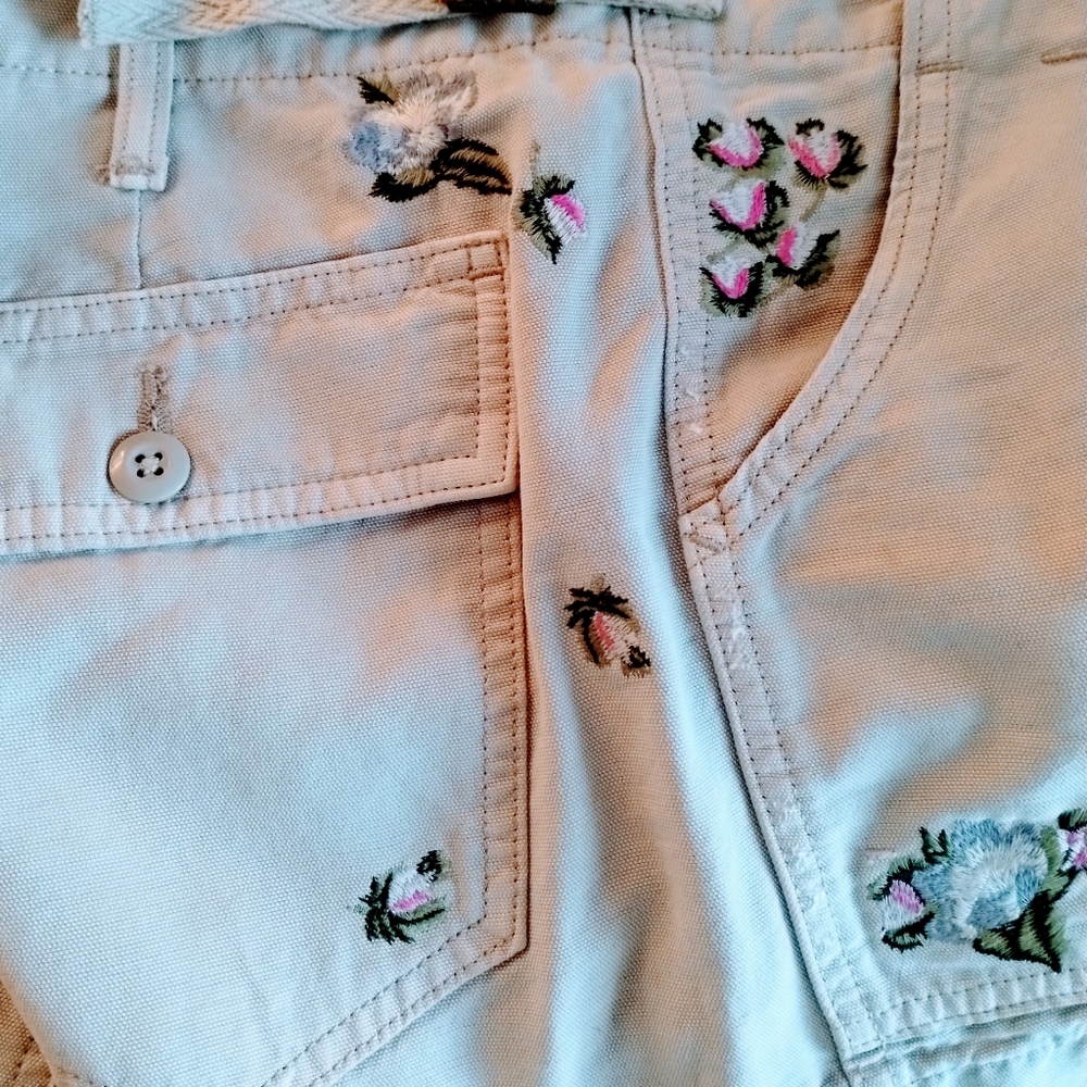 Linen shorts with embroidered flowers